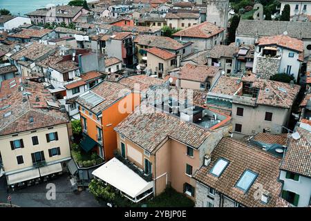 Toits de Sirmione, sur les rives du lac de Garde, Lombardie, Italie. Vue depuis les murs de la forteresse du château (Castello Scaligero di Sirmione). Banque D'Images