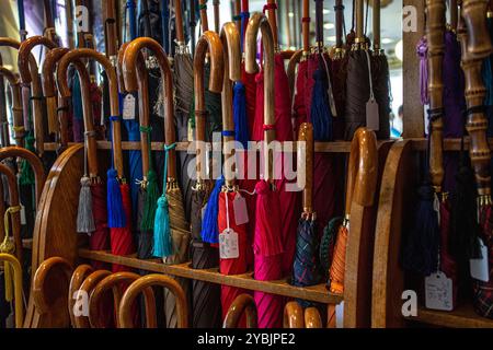 Parapluie pour femme chez James Smith & sons Umbrella shop, Londres, Royaume-Uni Banque D'Images