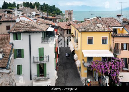 Toits de Sirmione, sur les rives du lac de Garde, Lombardie, Italie. Vue depuis les murs de la forteresse du château (Castello Scaligero di Sirmione). Banque D'Images