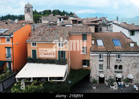 Toits de Sirmione, sur les rives du lac de Garde, Lombardie, Italie. Vue depuis les murs de la forteresse du château (Castello Scaligero di Sirmione). Banque D'Images