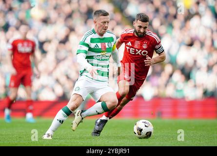 Callum McGregor du Celtic (à gauche) et Graeme Shinnie d'Aberdeen se battent pour le ballon lors du William Hill Premiership match au Celtic Park, Glasgow. Date de la photo : samedi 19 octobre 2024. Banque D'Images