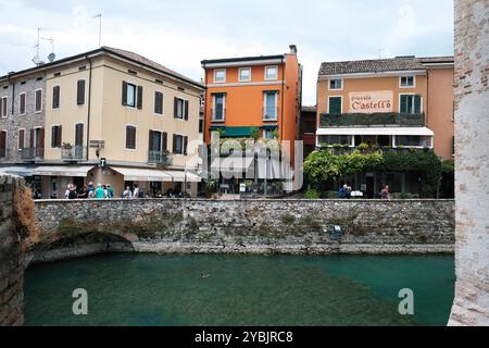 Toits de Sirmione, sur les rives du lac de Garde, Lombardie, Italie. Vue depuis les murs de la forteresse du château (Castello Scaligero di Sirmione). Banque D'Images