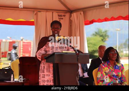 Mbale, Ouganda. 18 octobre 2024. Jessica Alupo, vice-présidente ougandaise, s'adresse à l'ouverture de l'exposition commerciale du parc industriel sino-ougandais Mbale à Mbale, Ouganda, le 18 octobre 2024. Des centaines de clients locaux ont sillonné le parc industriel sino-ougandais de Mbale vendredi dans la ville de Mbale, dans l’est de l’Ouganda, pour acheter un large éventail de bonnes affaires lors d’une exposition commerciale de type carnaval visant à promouvoir les produits fabriqués localement. Crédit : nie Zuguo/Xinhua/Alamy Live News Banque D'Images