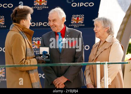 La Princesse Royale remet à Jack Berry sa médaille alors qu'il est intronisé au Hall of Fame lors de la Journée des champions britanniques QIPCO à l'hippodrome d'Ascot, Berkshire. Date de la photo : samedi 19 octobre 2024. Banque D'Images