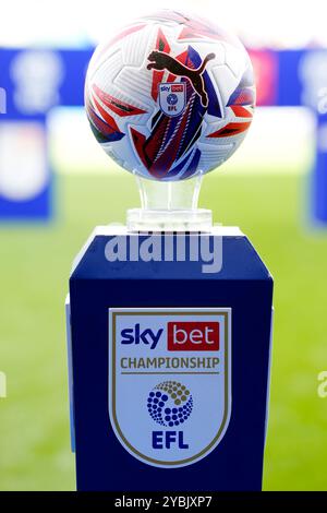 Un ballon de match de Puma sur un socle pendant le match de championnat Sky Bet au Kassam Stadium, Oxford. Date de la photo : samedi 19 octobre 2024. Banque D'Images