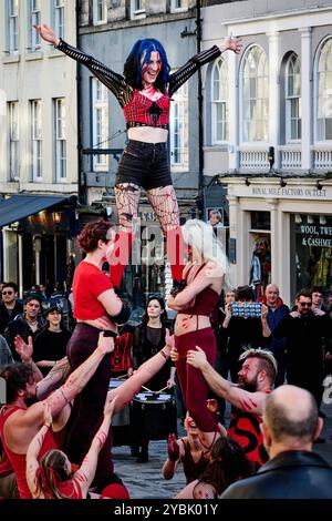 Édimbourg Écosse, Royaume-Uni 19 octobre 2024. Interprètes sur le Royal Mile avant le Samhuinn Fire Festival qui se déroule à Holyrood Park le 31 octobre 2024. crédit sst/alamy live news Banque D'Images