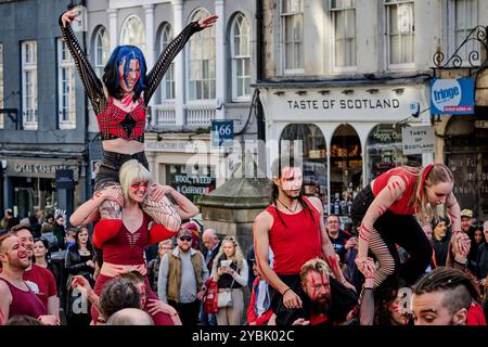 Édimbourg Écosse, Royaume-Uni 19 octobre 2024. Interprètes sur le Royal Mile avant le Samhuinn Fire Festival qui se déroule à Holyrood Park le 31 octobre 2024. crédit sst/alamy live news Banque D'Images