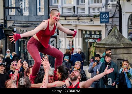 Édimbourg Écosse, Royaume-Uni 19 octobre 2024. Interprètes sur le Royal Mile avant le Samhuinn Fire Festival qui se déroule à Holyrood Park le 31 octobre 2024. crédit sst/alamy live news Banque D'Images