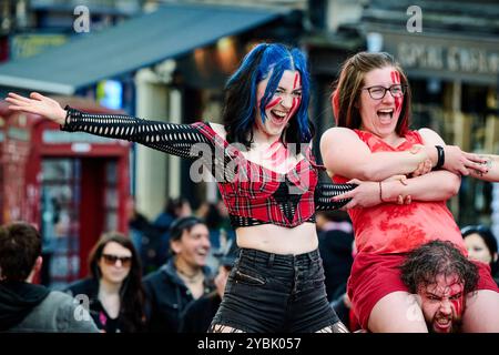 Édimbourg Écosse, Royaume-Uni 19 octobre 2024. Interprètes sur le Royal Mile avant le Samhuinn Fire Festival qui se déroule à Holyrood Park le 31 octobre 2024. crédit sst/alamy live news Banque D'Images