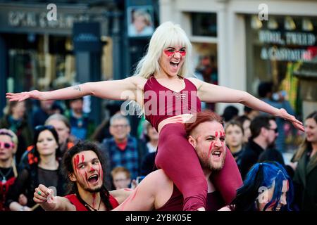 Édimbourg Écosse, Royaume-Uni 19 octobre 2024. Interprètes sur le Royal Mile avant le Samhuinn Fire Festival qui se déroule à Holyrood Park le 31 octobre 2024. crédit sst/alamy live news Banque D'Images