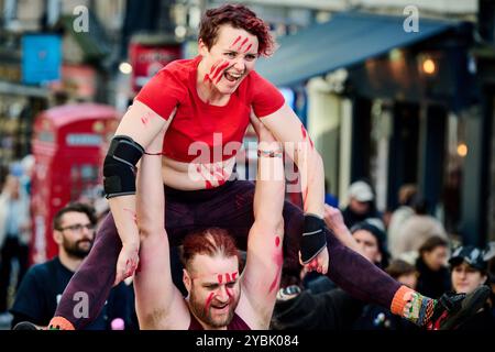 Édimbourg Écosse, Royaume-Uni 19 octobre 2024. Interprètes sur le Royal Mile avant le Samhuinn Fire Festival qui se déroule à Holyrood Park le 31 octobre 2024. crédit sst/alamy live news Banque D'Images