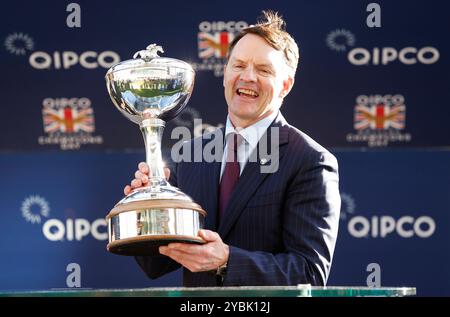 Aidan O'Brien avec le trophée d'entraîneur champion lors de la Journée des champions britanniques QIPCO à l'hippodrome d'Ascot, Berkshire. Date de la photo : samedi 19 octobre 2024. Banque D'Images