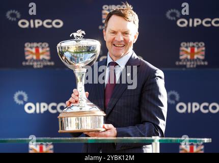 Aidan O'Brien avec le trophée d'entraîneur champion lors de la Journée des champions britanniques QIPCO à l'hippodrome d'Ascot, Berkshire. Date de la photo : samedi 19 octobre 2024. Banque D'Images