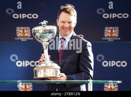 Aidan O'Brien avec le trophée d'entraîneur champion lors de la Journée des champions britanniques QIPCO à l'hippodrome d'Ascot, Berkshire. Date de la photo : samedi 19 octobre 2024. Banque D'Images