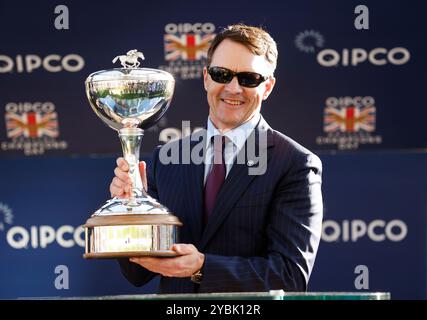 Aidan O'Brien avec le trophée d'entraîneur champion lors de la Journée des champions britanniques QIPCO à l'hippodrome d'Ascot, Berkshire. Date de la photo : samedi 19 octobre 2024. Banque D'Images