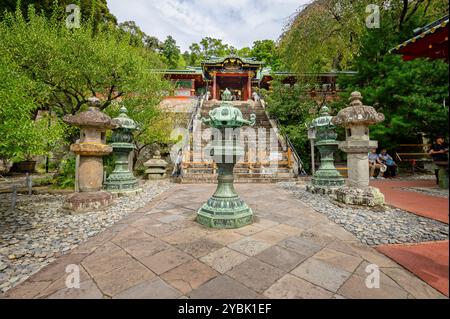 Marches menant au sanctuaire Kunozan Toshogu dédié aux Tokugawa Ieyasu à Shizuoka, au Japon, le 25 septembre 2024 Banque D'Images