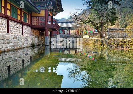 Pont Samcheong et Uhwagak, l'entrée du temple du bouddhisme zen Songgwangsa, fondé en 867. Il est situé dans South Jeolla Province, Corée du Sud. Banque D'Images