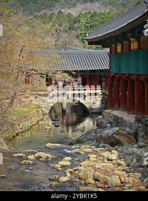 Pont Samcheong et Uhwagak, l'entrée du temple du bouddhisme zen Songgwangsa, fondé en 867. Il est situé dans South Jeolla Province, Corée du Sud. Banque D'Images