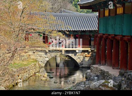 Pont Samcheong et Uhwagak, l'entrée du temple du bouddhisme zen Songgwangsa, fondé en 867. Il est situé dans South Jeolla Province, Corée du Sud. Banque D'Images