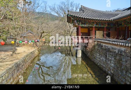 Pont Samcheong et Uhwagak, l'entrée du temple du bouddhisme zen Songgwangsa, fondé en 867. Il est situé dans South Jeolla Province, Corée du Sud. Banque D'Images