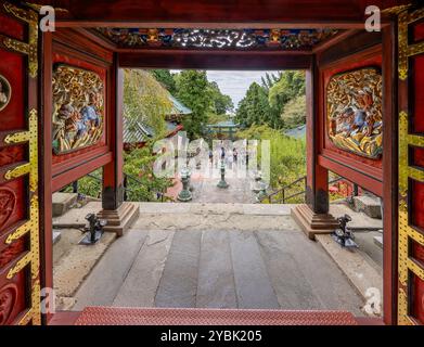 Vue encadrée de la porte Torii et des marches du sanctuaire Kunozan Toshogu dédié au Tokugawa Ieyasu à Shizuoka, Japon, le 25 septembre 2024 Banque D'Images