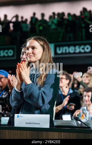 Paris, France. 19 octobre 2024. Natalie Portman, actrice américaine d'origine israélienne, assiste à la conférence de la zoologiste et primatologue britannique Jane Goodall à la Maison de l'UNESCO à Paris le 19 octobre 2024. Photo de Alexis Jumeau/ABACAPRESS. COM Credit : Abaca Press/Alamy Live News Banque D'Images