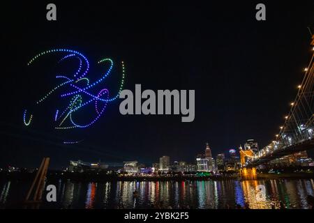 Cincinnati, Ohio, États-Unis. 18 octobre 2024. Les spectateurs assistent au spectacle de lumière du drone au Blink Art and Light Festival 2024 à Cincinnati, Ohio, le 18 octobre 2024. (Photo de Jason Whitman/NurPhoto) crédit : NurPhoto SRL/Alamy Live News Banque D'Images