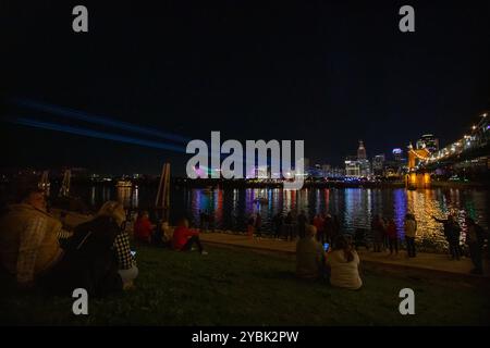 Cincinnati, Ohio, États-Unis. 18 octobre 2024. Les spectateurs sont vus lors d'une exposition de lumière au Blink Art and Light Festival 2024 à Cincinnati, Ohio, le 18 octobre 2024. (Photo de Jason Whitman/NurPhoto) crédit : NurPhoto SRL/Alamy Live News Banque D'Images