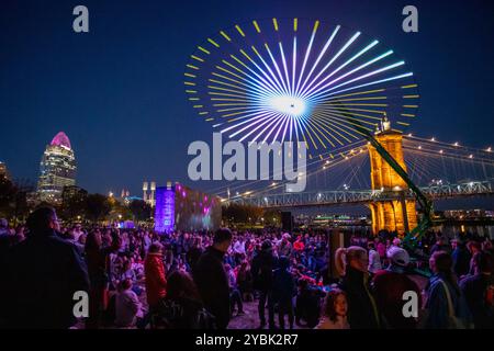 Cincinnati, Ohio, États-Unis. 18 octobre 2024. Les spectateurs sont vus lors d'une exposition de lumière au Blink Art and Light Festival 2024 à Cincinnati, Ohio, le 18 octobre 2024. (Photo de Jason Whitman/NurPhoto) crédit : NurPhoto SRL/Alamy Live News Banque D'Images