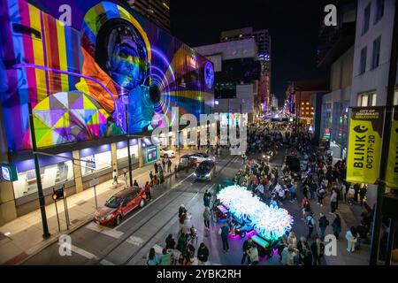 Cincinnati, Ohio, États-Unis. 18 octobre 2024. Les spectateurs sont vus lors d'une exposition de lumière au Blink Art and Light Festival 2024 à Cincinnati, Ohio, le 18 octobre 2024. (Photo de Jason Whitman/NurPhoto) crédit : NurPhoto SRL/Alamy Live News Banque D'Images