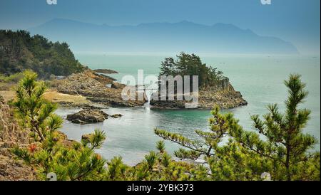 Paysage marin dans le comté de Goseong (Goseong-gun), province de Gyeongsang du Sud, Corée du Sud. Banque D'Images