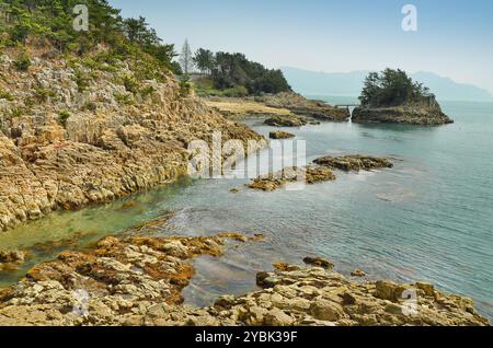 Paysage marin dans le comté de Goseong (Goseong-gun), province de Gyeongsang du Sud, Corée du Sud. Banque D'Images