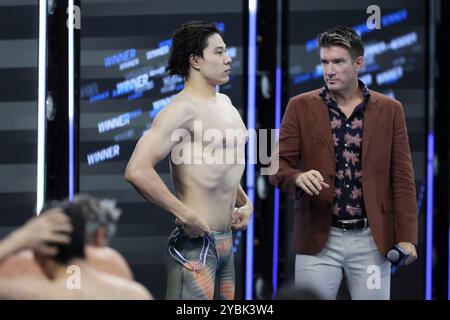 Shanghai, Chine. 19 octobre 2024. Qin Haiyang (G) de Chine réagit après la finale masculine du 50 m brasse à la Coupe du monde de natation aquatique 2024 à Shanghai, Chine, Oct. 19, 2024. Crédit : Wang Xiang/Xinhua/Alamy Live News Banque D'Images