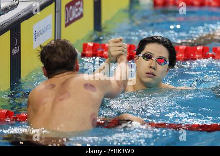 Shanghai, Chine. 19 octobre 2024. Qin Haiyang (R) de Chine réagit après la finale masculine du 50 m brasse à la Coupe du monde de natation aquatique 2024 à Shanghai, Chine, Oct. 19, 2024. Crédit : Wang Xiang/Xinhua/Alamy Live News Banque D'Images