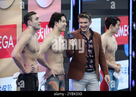 Shanghai, Chine. 19 octobre 2024. Qin Haiyang (2e l) de Chine réagit après la finale masculine du 50m brasse à la Coupe du monde de natation aquatique 2024 à Shanghai, Chine, Oct. 19, 2024. Crédit : Wang Xiang/Xinhua/Alamy Live News Banque D'Images