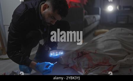 L'homme détective hispanique examine la scène de crime à l'intérieur avec une loupe, du sang, et le corps sous la feuille Banque D'Images