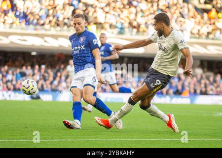 Portman Road, Ipswich le samedi 19 octobre 2024. Dominic Calvert-Lewin d'Everton prend une photo avec Luke Woolfenden d'Ipswich Town qui lance un défi lors du match de premier League entre Ipswich Town et Everton à Portman Road, Ipswich, samedi 19 octobre 2024. (Photo : David Watts | mi News) crédit : MI News & Sport /Alamy Live News Banque D'Images