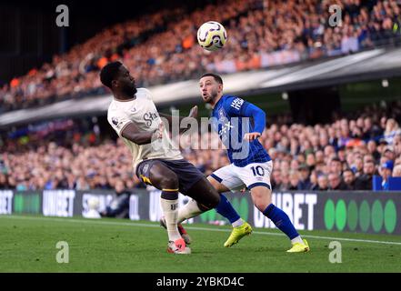 Conor Chaplin d'Ipswich Town et Orel Mangala d'Everton (à gauche) lors du premier League match à Portman Road, Ipswich. Date de la photo : samedi 19 octobre 2024. Banque D'Images