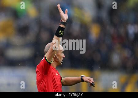 Côme, Italie. 19 octobre 2024. L'arbitre Michael Fabbri a vu lors du match de football italien Serie A entre Calcio Como et Parme Calcio 1913 le 19 octobre 2024 au stade Giuseppe Senigallia de Côme, Italie crédit : Tiziano Ballabio/Alamy Live News Banque D'Images