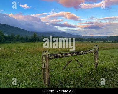 Cades Cove nichée dans le parc national des Great Smoky Mountains, Tennessee, États-Unis Banque D'Images