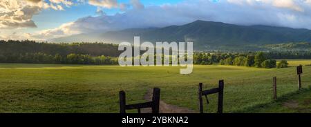 Cades Cove nichée dans le parc national des Great Smoky Mountains, Tennessee, États-Unis Banque D'Images