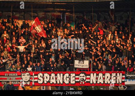 Rotterdam, pays-Bas. 19 octobre 2024. ROTTERDAM, PAYS-BAS - 19 OCTOBRE : les fans et les supporters du Sparta Rotterdam encouragent l'équipe lors d'un match Néerlandais Eredivisie entre le Sparta Rotterdam et l'Almere City FC au Sparta-stadion Het Kasteel le 19 octobre 2024 à Rotterdam, pays-Bas. (Photo par Andre Weening/Orange Pictures) crédit : Orange pics BV/Alamy Live News Banque D'Images