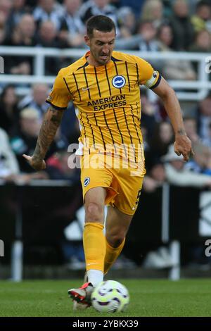 Lewis Dunk de Brighton et Hove Albion lors du match de premier League entre Newcastle United et Brighton et Hove Albion au James's Park, Newcastle le samedi 19 octobre 2024. (Photo : Michael Driver | mi News) crédit : MI News & Sport /Alamy Live News Banque D'Images