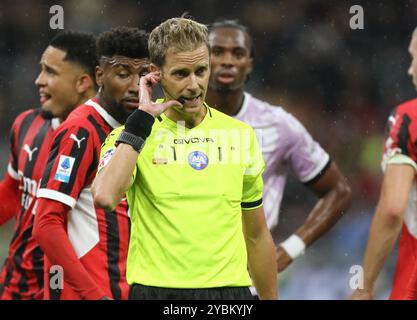 Milan, Italie. 19 octobre 2024. Référence Chiffi lors du match de football Serie A entre Milan et Udinese au stade San Siro de Milan, Italie du Nord - samedi 19 octobre 2024. Sport - Soccer . (Photo Alberto Mariani/Lapresse) crédit : LaPresse/Alamy Live News Banque D'Images