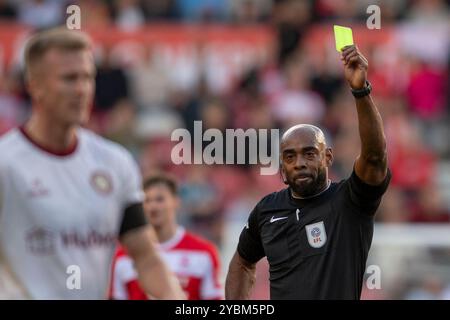 Riverside Stadium, Middlesbrough le samedi 19 octobre 2024. L'arbitre Sam Allison montre le carton jaune à Ross McCrorie de Bristol City lors du match du Sky Bet Championship entre Middlesbrough et Bristol City au Riverside Stadium, Middlesbrough le samedi 19 octobre 2024. (Photo : Trevor Wilkinson | mi News) crédit : MI News & Sport /Alamy Live News Banque D'Images