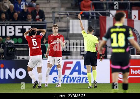 ALKMAAR - L'arbitre Allard Lindhout remet un carton rouge à David Moller Wolfe de l'AZ Alkmaar (non représenté sur la photo) lors du match néerlandais Eredivisie entre l'AZ Alkmaar et le PSV Eindhoven au stade AFAS le 19 octobre 2024 à Alkmaar, pays-Bas. ANP MAURICE VAN STEEN Banque D'Images