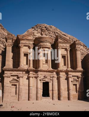 L'ancien monastère Al-Dayr (également orthographié El-Deir et ad-Deir ou ad-Dayr) à Pétra, Jordanie pendant la journée. Banque D'Images