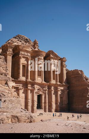 L'ancien monastère Al-Dayr (également orthographié El-Deir et ad-Deir ou ad-Dayr) à Pétra, Jordanie pendant la journée. Banque D'Images