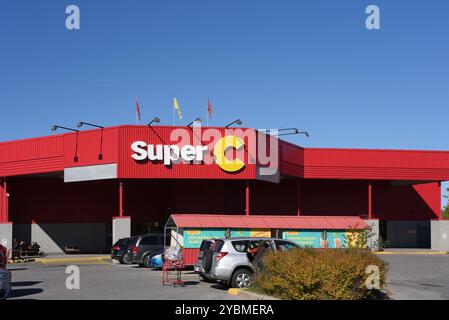 Gatineau, Canada - 18 octobre 2024 : magasin Super C sur la principale dotée Super C est une chaîne de supermarchés à rabais comptant 101 magasins au Québec. La société wa Banque D'Images