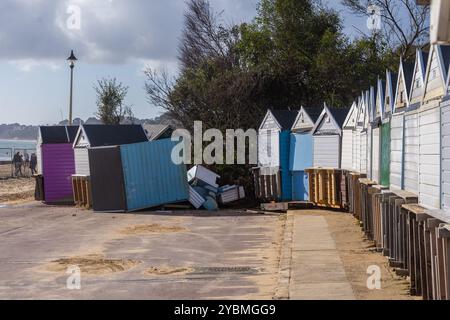 Bournemouth, Royaume-Uni - 19 octobre 2024 : des cabanes de plage endommagées par un glissement de terrain ce matin entre Durley Chine et West Cliff Beach. Banque D'Images